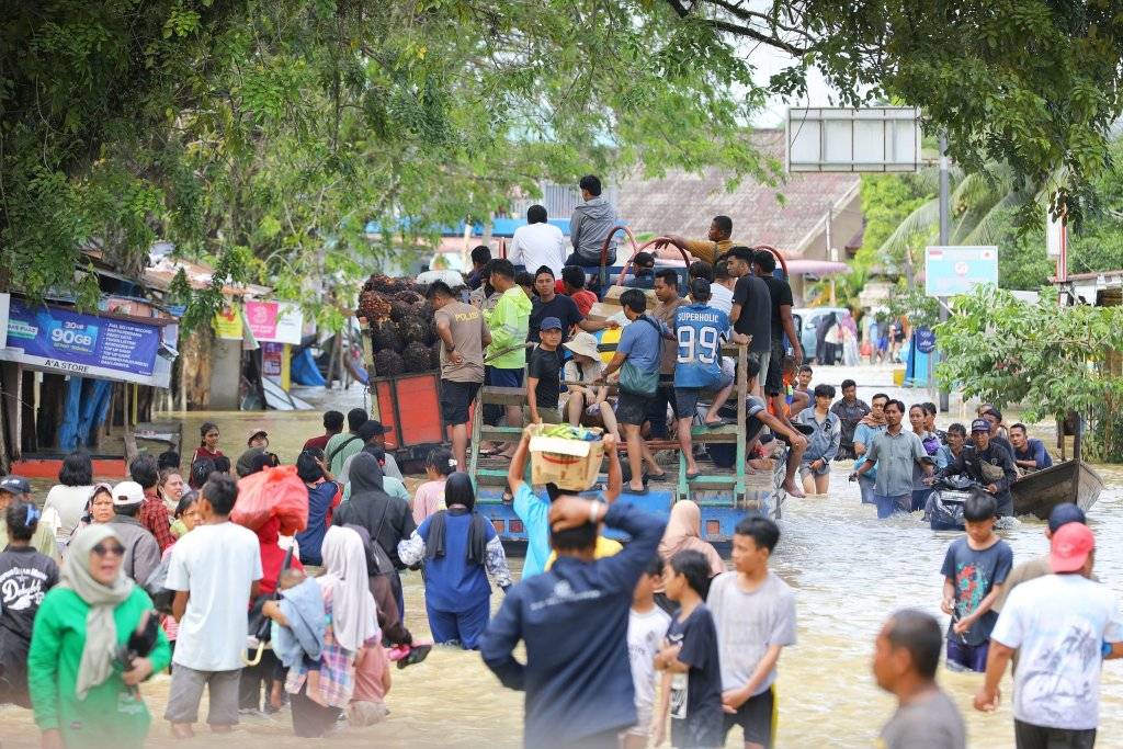 苏门答腊洪灾:千人死亡、毁林恶果、华人自救与亚齐海啸创伤|907编辑部