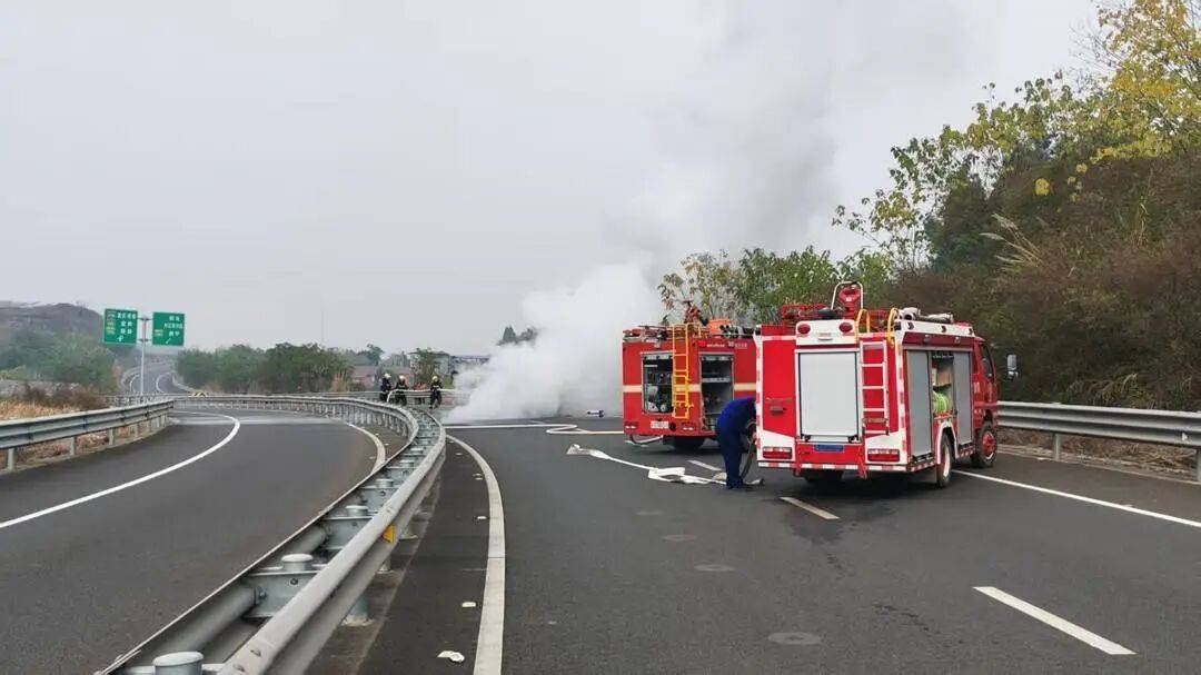 四川高速上一汽车突发自燃!车内两人闻到异味后果断弃车<strong></p>
<p>证券的中登安全证书</strong>,成功逃生