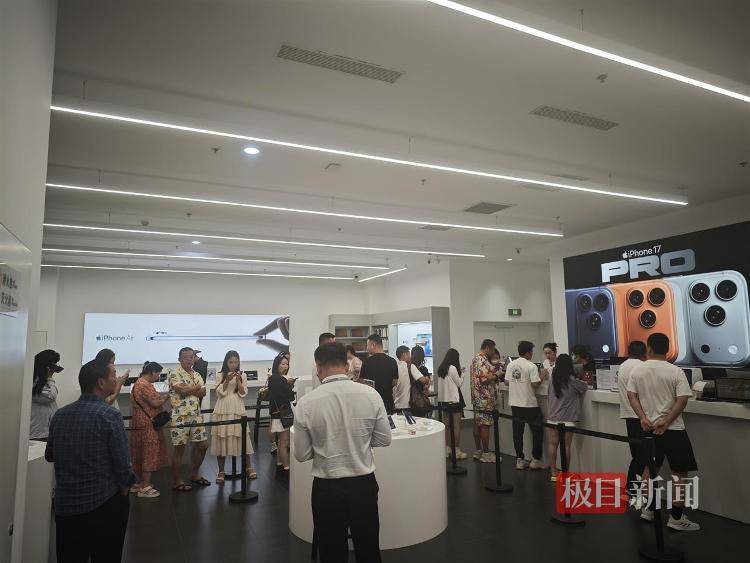 海南封关首日实探三亚免税城:免税价叠加消费券,苹果手机最高可减1000元