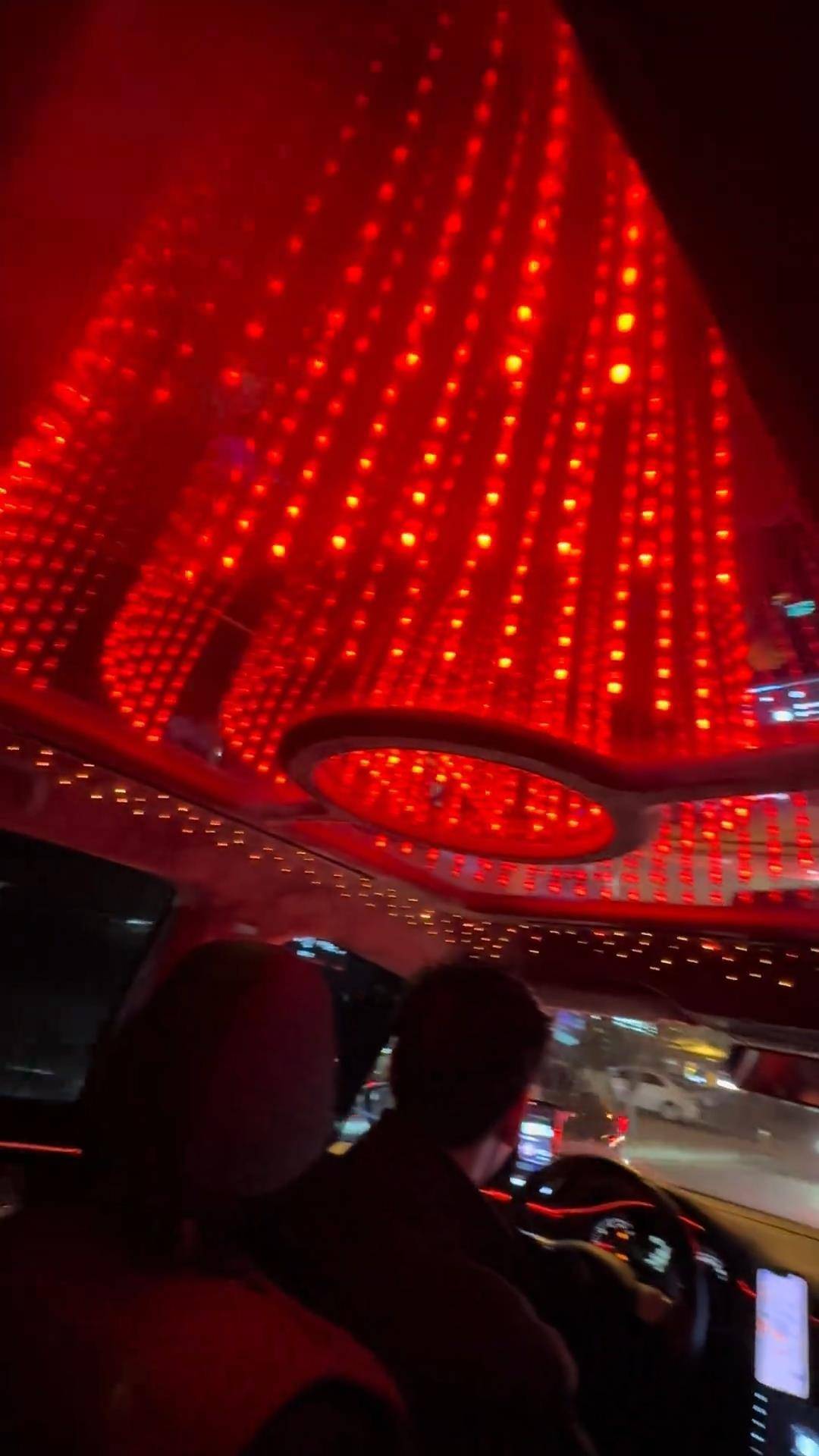 长春一女子打车遇“最炫出租车”<strong></p>
<p>老虎证券期权怎样行权</strong>，车顶被改装为绚丽星空顶，网友：打车竟然打到了移动KTV