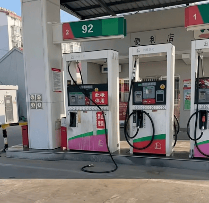 司机加完油未拔油枪驾车离开<strong></p>
<p>中原证券官网教育</strong>,油枪被拉断,加油站:断裂油枪已修复,未要求赔偿