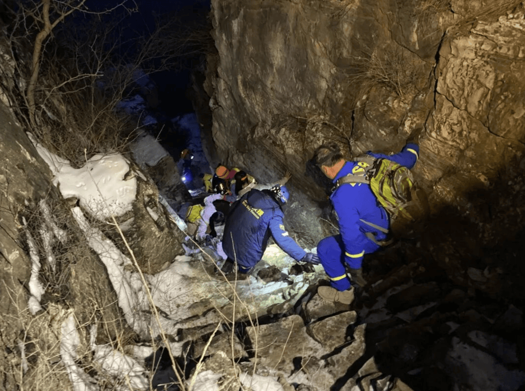 4名博士生在京爬野山迷路<strong></p>
<p>长春证券公司有哪些</strong>,都是徒步新手,只带了一部照明装备……18名蓝天队员救援3个多小时