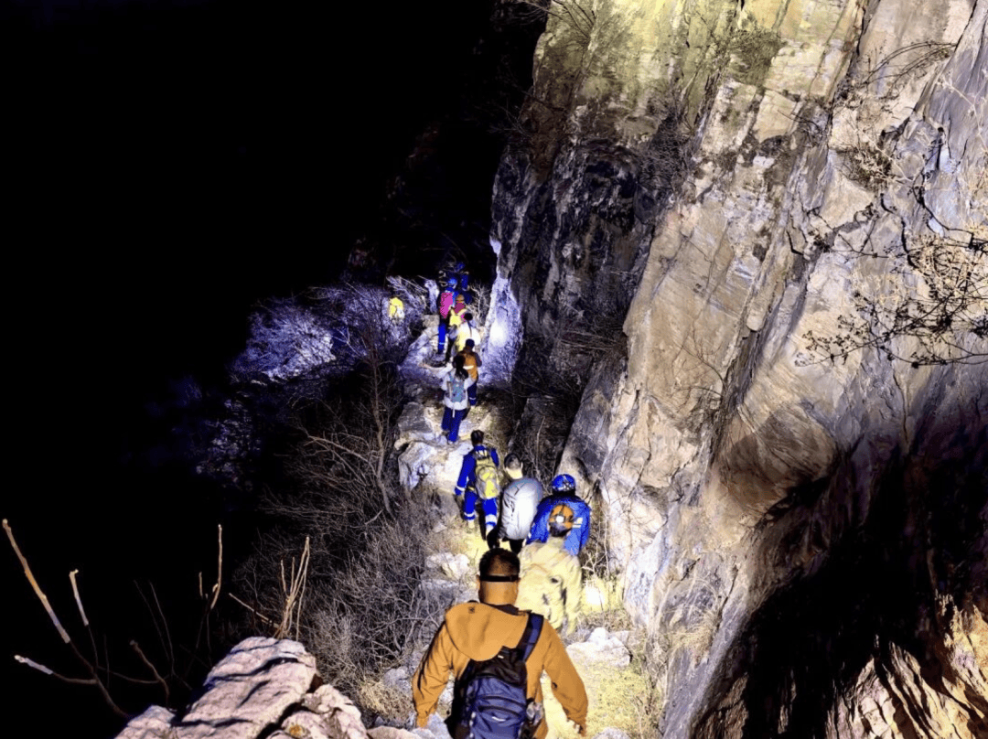 4名博士生在京爬野山迷路<strong></p>
<p>长春证券公司有哪些</strong>,都是徒步新手,只带了一部照明装备……18名蓝天队员救援3个多小时