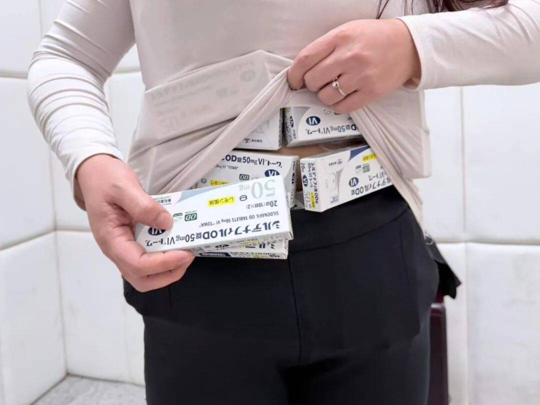 女子身绑73盒"伟哥"<strong></p>
<p>焦作有几家证券公司</strong>,当场被拦下!还有人假扮孕妇,绑了38斤的白银颗粒