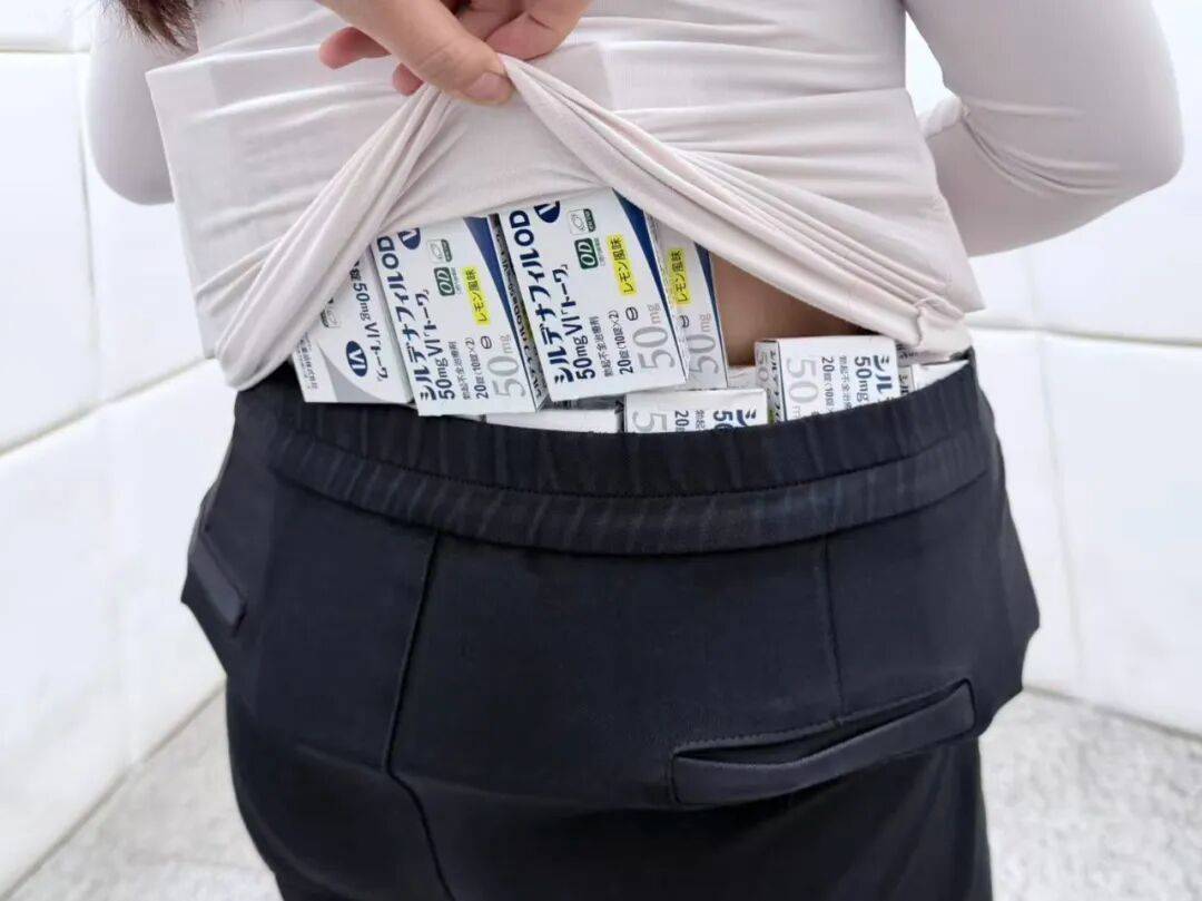 女子身绑73盒"伟哥"<strong></p>
<p>焦作有几家证券公司</strong>,当场被拦下!还有人假扮孕妇,绑了38斤的白银颗粒